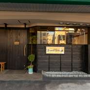 福岡市南区、大池通り沿いにあるビル1階にある洋風居酒屋が【musubi】です。「食と人、人と人を結ぶ」から店名が命名されている通り、店主とゲストを結ぶ料理、ゲストとゲストを結ぶ空間が最大の特徴です。