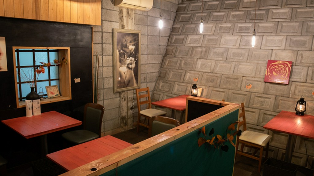 レトロな名残りを残す空間。清流を眺められる席も