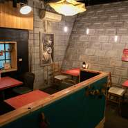 元々倉庫として使われていた建物をリノベーションしたという店内。一部席では清流を眺めることもできるとか。地下で自然を楽しむというギャップもまた一つの“お楽しみ”です。
