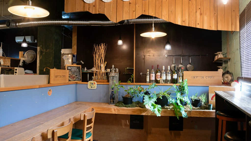 地下ながらも自然と癒しを感じさせる空間