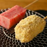 最高級A5ランク黒毛和牛の王様サーロイン。贅沢に余分な脂と筋を外し、芯の美味しい部分のみを使用しました。特製ソースとの相性は抜群。旨みが口に広がる至高の串揚げです。