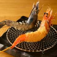 「天国に一番近い島」と言われ、ユネスコの世界遺産にも認定されているニューカレドニアで育った海老を贅沢に使用。頭ごと揚げ、海老の味噌をソース代わりに召し上がれる逸品に仕上げました。