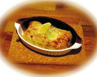 フィロとは小麦粉でつくられた薄い紙のような食材でパリパリの食感が特徴です。中のシーフードはカレー風味です。