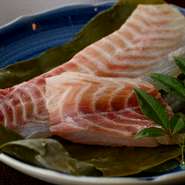 料理の要となる魚介類や野菜をはじめ、厳しく目利きした食材を使用。毎日市場に出向き、県産のものを中心に買い付けています。道南昆布と鹿児島産鰹節でとっただしで、旨みを引き出す丁寧な仕事こそが真骨頂です。