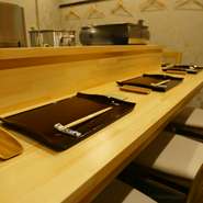 8席のカウンターが並ぶ店内。店主と会話を交わしながら自由に料理を楽しむ、カウンター割烹の魅力に出合えます。温かなもてなしに身を委ねる、幸せな時間。店主の人柄に惹かれて訪れる人が多いのも頷けます。