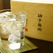 和食のおいしさを引き立ててくれるのが、秀逸なセレクトの日本酒やワイン。信頼できる酒店から、季節に合わせた銘柄を仕入れています。アラカルト料理も充実しているので、堅苦しくない接待に喜ばれることでしょう。