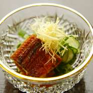 鹿児島、宮崎、熊本などの九州地方で愛され続けている『うざく』。九州産の鰻を丁寧に焼き上げ、自家製の蒲焼きダレで味付けしています。酢の物と共に味わうと、口の中いっぱいに贅沢な風味が広がる一品です。