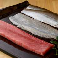 毎日市場に出向いて買い付ける魚介類や野菜は、九州産のものを中心に厳選。また、本鮪のほか、だしに使用する道南産昆布と鹿児島産の鰹節にはこだわっています。その日の仕入れにより、新しい味に出合える楽しみも。