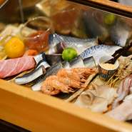 豊洲市場はもちろん岩手の大船渡や青森など、全国からも産地直送で送られてくる新鮮な魚介類を堪能できるお店です。信頼できる業者との長いお付き合いがあればこそ。四季折々の味わいを存分に愉しんで。
