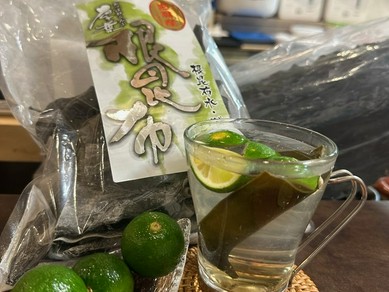 厳選日本酒と、根昆布や季節の柑橘を使ったサワーなど豊富に