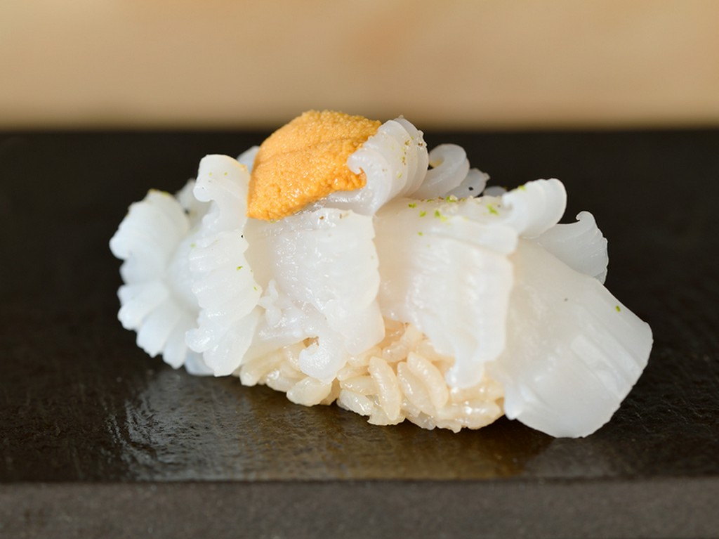 剣先烏賊にウニをのせて