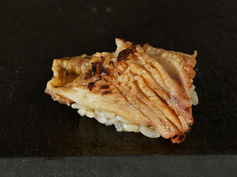 ホッキ貝の醤油漬けを炭火炙りで。『ホッキ貝握り』