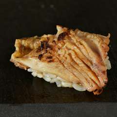 ホッキ貝の醤油漬けを炭火炙りで。『ホッキ貝握り』　