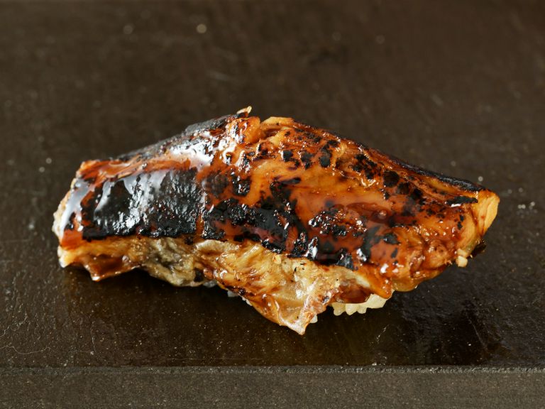 伝助穴子を炭火で炙って