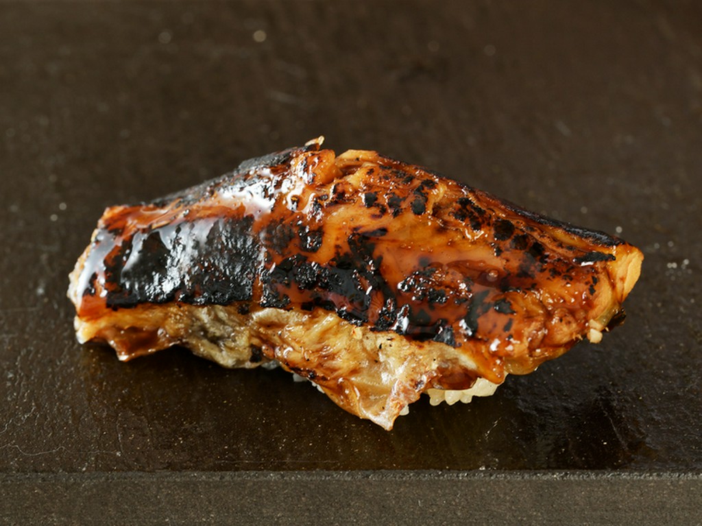 伝助穴子を炭火で炙って