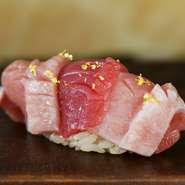 正月の競りで有名な豊洲「やま幸」店より、『大間の本マグロ』を入荷しています。その味わいと香りはやはり別格のおいしさ。大トロ、赤身、大トロと、三段にした握りの、口の中でのハーモニーを愉しんで