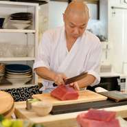 「寿司はすべて手渡しし、握りたてを食べていただけるようにしています。」「おいしいものを一番おいしくお客様に！と、仕入れも調理も、様々な努力を重ねる毎日です」と、橋本氏。
