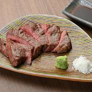 質の良い和牛をシンプルに食すステーキ。当日最もオススメできるコンディションの部位を使用。塩・山葵、そしてタレと絡めることで、肉の旨みが際だちます。