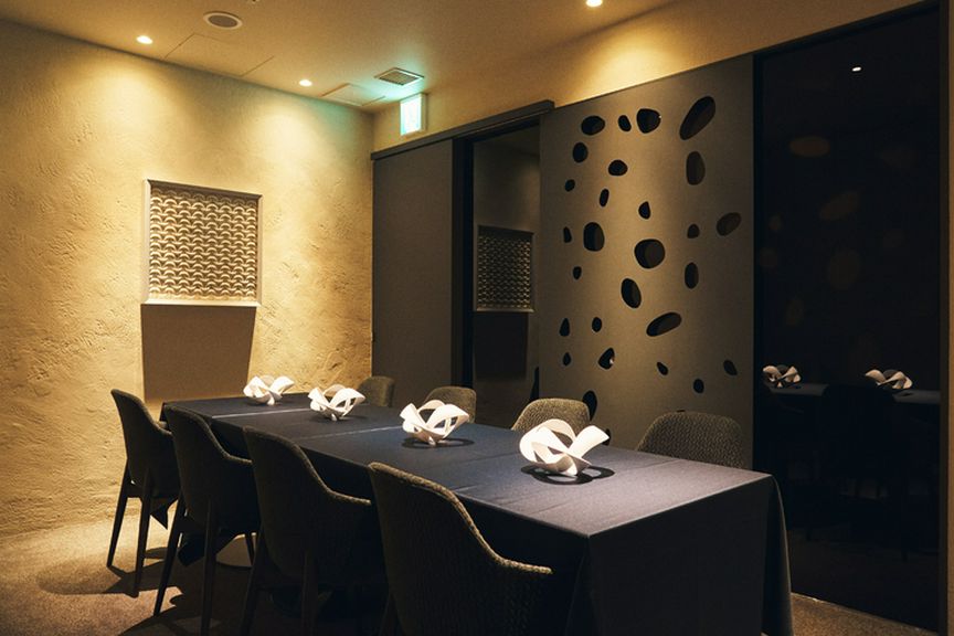 星空や泡を思わせる壁をはじめアート感あふれるインテリア