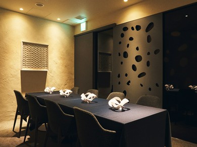 星空や泡を思わせる壁をはじめアート感あふれるインテリア