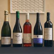 ワイン監修を務めるベテランソムリエ石田博氏が、ブルゴーニュのグランヴァンだけでなく、世界を視野に品質の高いワインをセレクト。料理との相性はもちろん、旅行で新たな美味を発見するような楽しさを体験。
