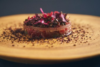 軽く炙った土佐あかうしのタルタル。『土佐あかうし 旨み』16,500円からのコースの前菜