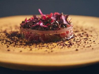 軽く炙った土佐あかうしのタルタル。『土佐あかうし 旨み』16,500円からのコースの前菜