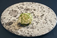 多彩な野菜と牡蠣のムースで山と海を満喫。『夏牡蠣 鎌倉野菜』9,900円からのコースの前菜