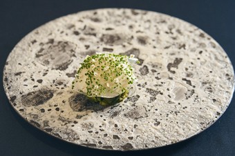 多彩な野菜と牡蠣のムースで山と海を満喫。『夏牡蠣 鎌倉野菜』9,900円からのコースの前菜