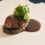 仔鳩を木片や藁で軽く香りをつけながら炭火焼きにし、鳩の肝のソースで深みのある旨みをプラス。フランスではレンズ豆で合わせるところを日本の黒豆で親しみやすい一皿に。
