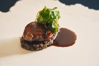 仔鳩を木片や藁で軽く香りをつけながら炭火焼きにし、鳩の肝のソースで深みのある旨みをプラス。フランスではレンズ豆で合わせるところを日本の黒豆で親しみやすい一皿に。