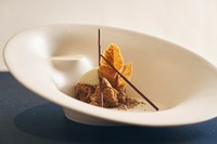 夏の終わりから秋の定番デザート。焼き茄子をアイスに仕立て、ショコラのシフォン、ローズマリーのクリーム、マーマレードなどが味わいだけでなく初秋の雰囲気を演出。