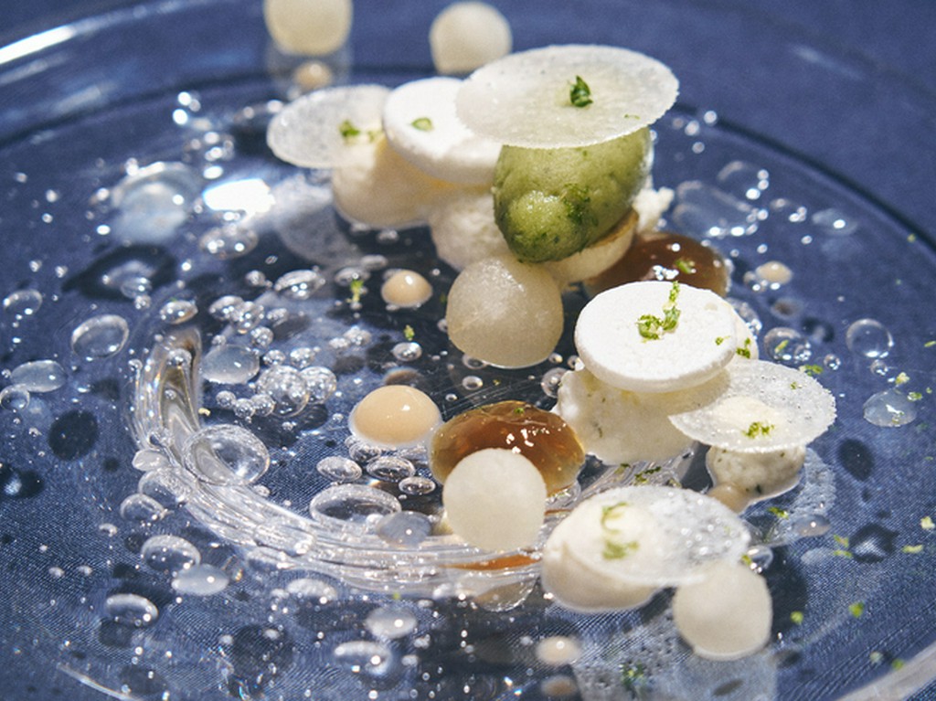 柑橘の風味で食後感を軽やかに演出。『梨 柑橘』9,900円からのコースのデザート