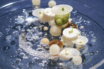 柑橘の風味で食後感を軽やかに演出。『梨 柑橘』9,900円からのコースのデザート