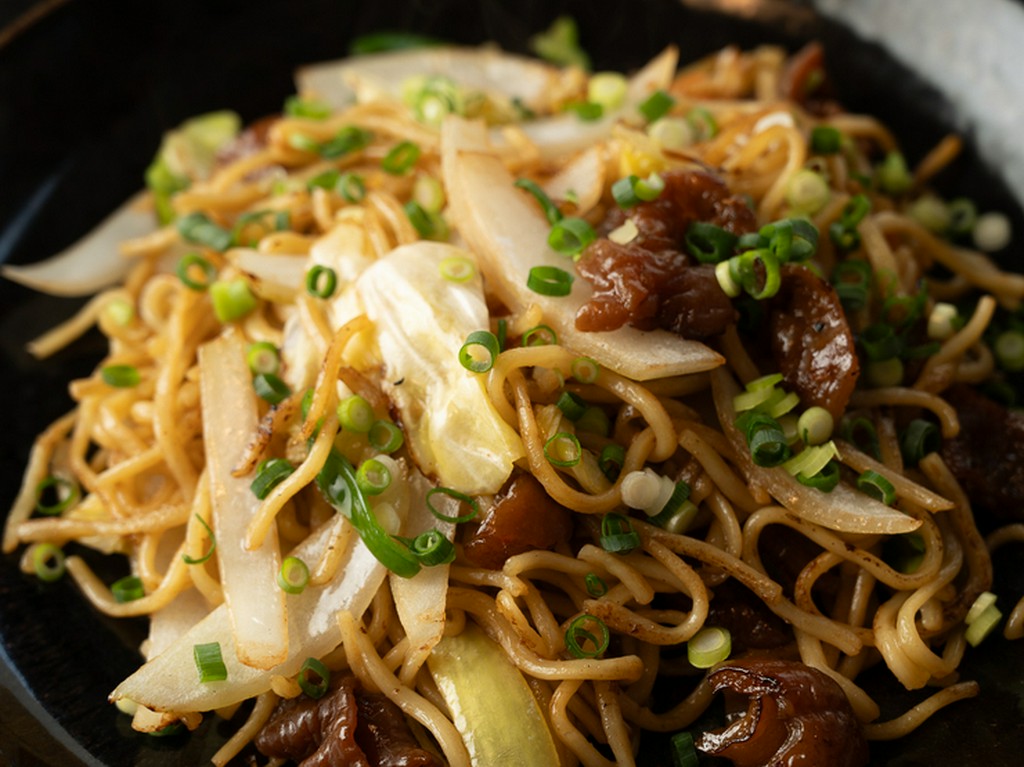 芳ばしい香りが食欲をそそる『ホルモン焼きそば』