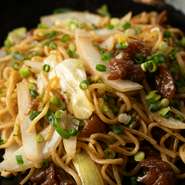 丁寧に下処理した豚ホルモンを使用した食べごたえ抜群の一品です。鉄板の上で具材を炒め合わせたら、独自配合の醤油だれで味付け。とろけるようなホルモンの脂とシャキシャキ野菜が相まって、格別の味わいです。