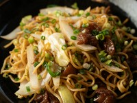 芳ばしい香りが食欲をそそる『ホルモン焼きそば』