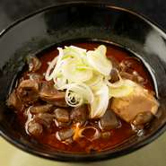 リピート必至の人気メニューは、ピリ辛味がクセになるおいしさ。牛すじ肉は手間を惜しまず丁寧に下処理し、コンニャクや豆腐にしっかり味が入るよう時間をかけて煮込むのがこだわり。愛情たっぷりの一品です。