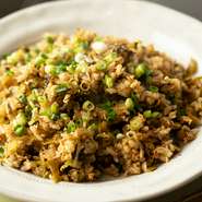 炊きたてご飯と相性抜群の高菜を贅沢に使用した一品です。独自レシピで味付けした高菜にニンニクの風味がプラスされ、箸が止まらないおいしさ。スタッフ全員が「おいしいですよ！」と話すのも納得です。