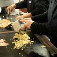 世代を超えて愛される『お好み焼き』などの鉄板メニューは、すべて調理済みの状態で提供するのがこの店のスタイル。長年の経験をもとに調理される料理はどれも圧倒的なおいしさ。熟練の技に脱帽です。