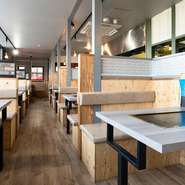 オープンキッチンの活気あふれる店内は、清潔感のあるアットホームな空間。客席はプライベート感のあるボックス席が中心なので、周りの目を気にせずゆっくり過ごせそう。遅めの一人ランチにもぴったりです。