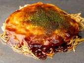 先代から変わらぬ調理方法でつくり続けている王道の一枚『肉玉そば』