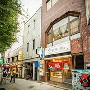 敷居の高さを感じさせないカジュアルな外観に加えて、店内にはカウンター席も多いため、お一人様でも気兼ねなく利用できます。贅沢なお一人様の選択肢としてのうなぎもオススメです。