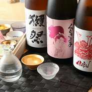 一味違う日本酒体験も楽しめるお店。吟醸・純米・大吟醸など、個性豊かな日本酒を飲み比べできるほか、選べる酒器もまた“お楽しみ”。富士山をイメージしたものや金のお猪口などユニークな酒器からセレクトできます