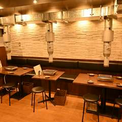広々空間でホルモン＆焼肉を楽しめる店内
