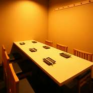 店内には、半個室を2室完備。4名用と6名用のテーブルが用意されているので、ビジネスシーンでの接待や会食、家族や同僚の記念日にもピッタリです。テーブルをつなげれば、最大14名までの各種宴会にも利用可能です。