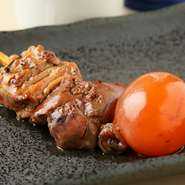 福島県産「伊達鶏」は、くせのない旨みと、身がしっかりとしつつ、ふんわりとした食感が特長です。一羽丸ごと仕入れているからこそ、新鮮で深い味わいを楽しめます。