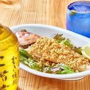 魚介は、近海で獲れたものをメインで使用。お店独自の手法で仕上げるバター焼きがオススメです。沖縄独特のカラフルな魚が食べられるのもうれしいところ。