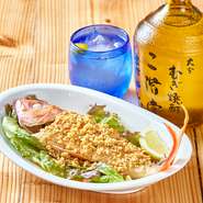 魚をバターで揚げて、最後にたれをかけて味付けする、沖縄で広くつくられている料理。フワッとした魚の食感が人気の秘密です。時期により、使われる魚の種類が変わるのも魅力の一つ。