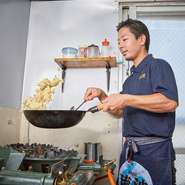 「来店されたお客様にはどこから来られたか、などを聞くなどして、コミュニケーションを取れるように心がけています」と語る金城氏。リラックスしてもらう雰囲気で接するようにしているそうです。